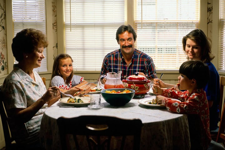 Comida saludable en familia promoviendo la pérdida de peso, en un ambiente cálido y agradable.