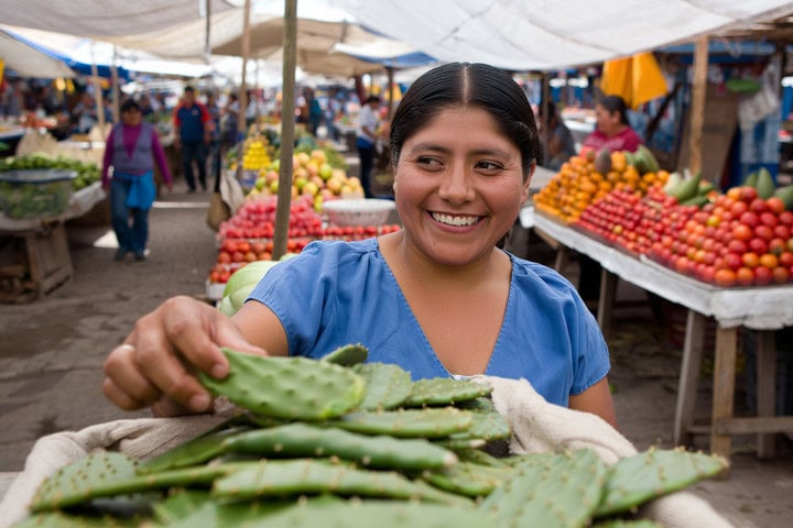 Cuidando la salud y promoviendo la pérdida de peso con productos frescos en el mercado de Chamela, Jalisco.