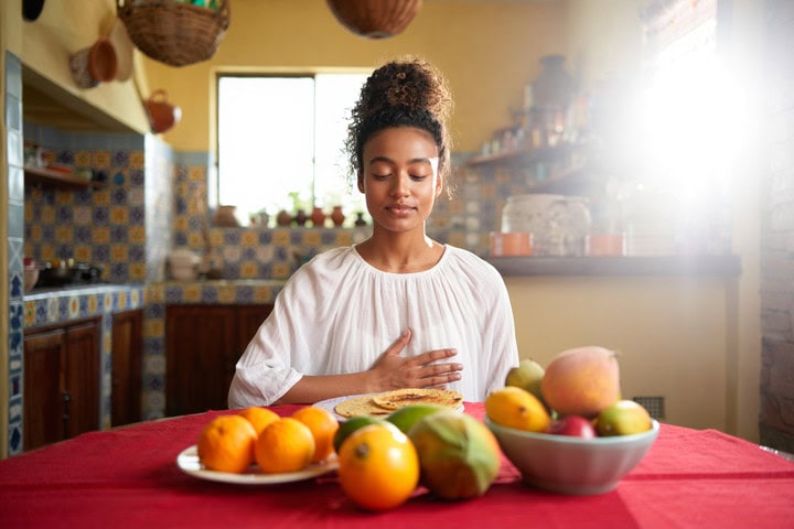Frutas frescas y saludables en una mesa, promoviendo un estilo de vida saludable para la pérdida de peso en Chamela.mx.