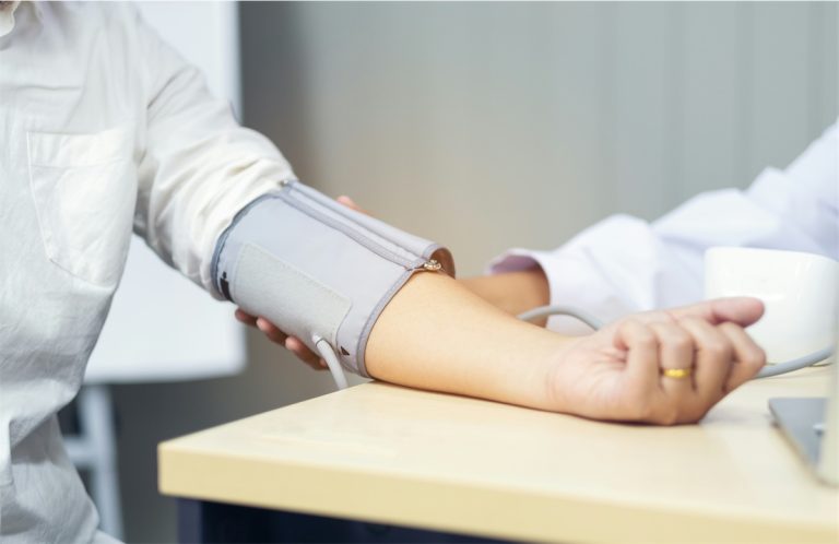Control de presión arterial en consulta médica para monitorear la salud.