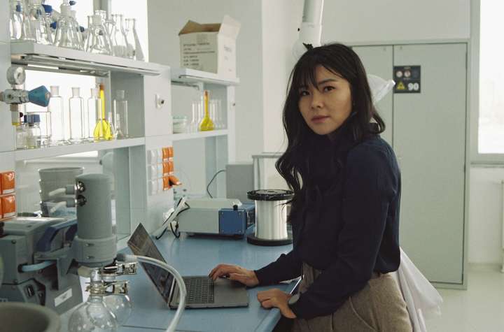 Innovadora mujer investigadora en laboratorio de ciencias en chamela.mx, enfocada en programas de pérdida de peso y bienestar en apoyo a la salud integral.